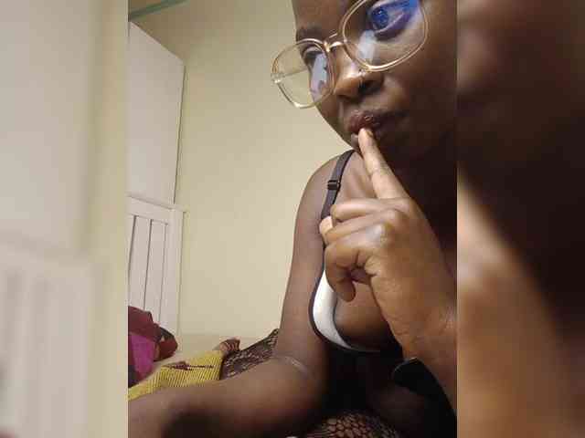 Hotpetite555 webcam