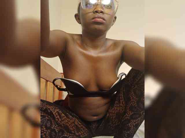 Hotpetite555 webcam