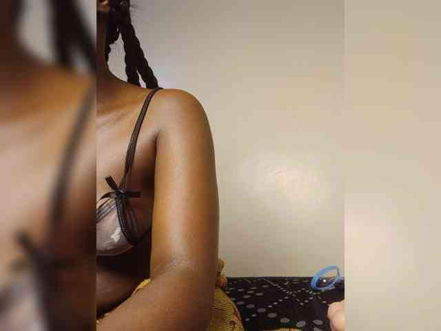 Hotpetite555 webcam