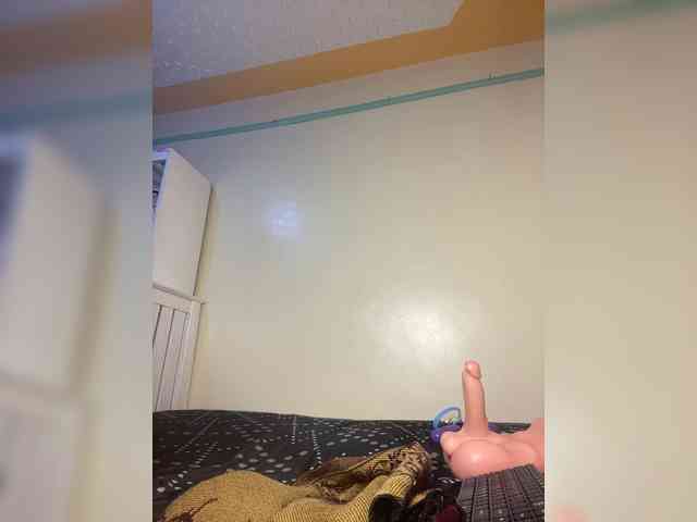 Hotpetite555 webcam