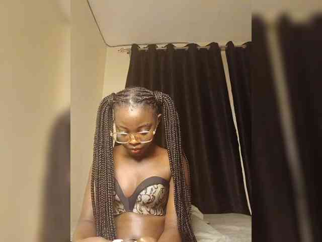 Hotpetitechic webcam