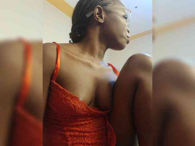 Hotpetite555 webcam