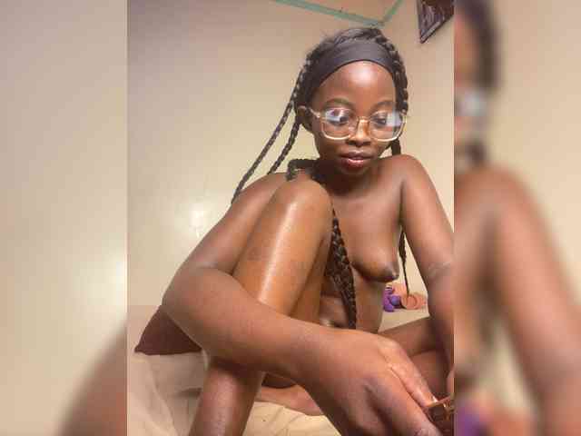 Hotpetite555 webcam