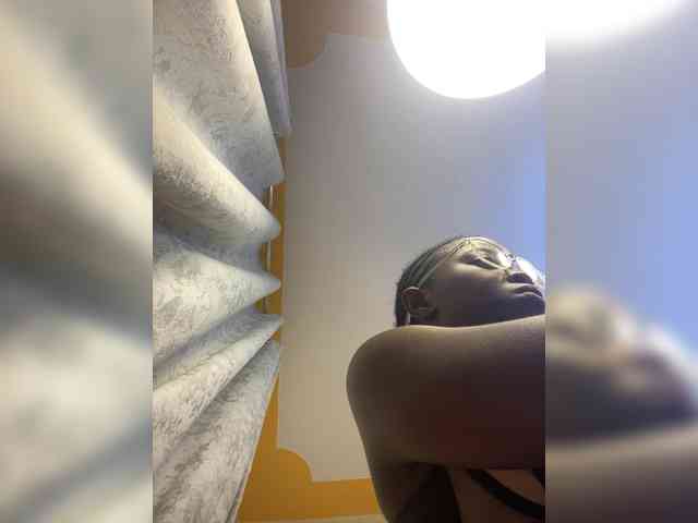 Hotpetite555 webcam