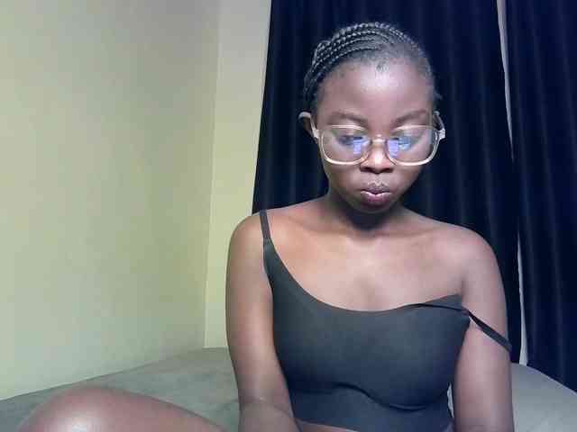 Hotpetite555 webcam