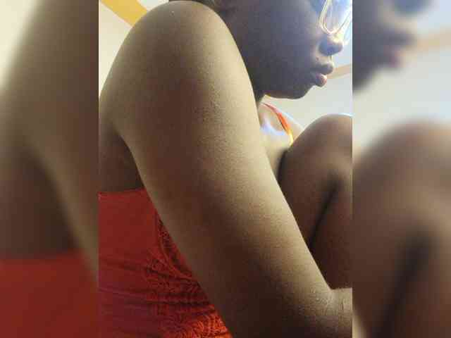 Hotpetite555 webcam