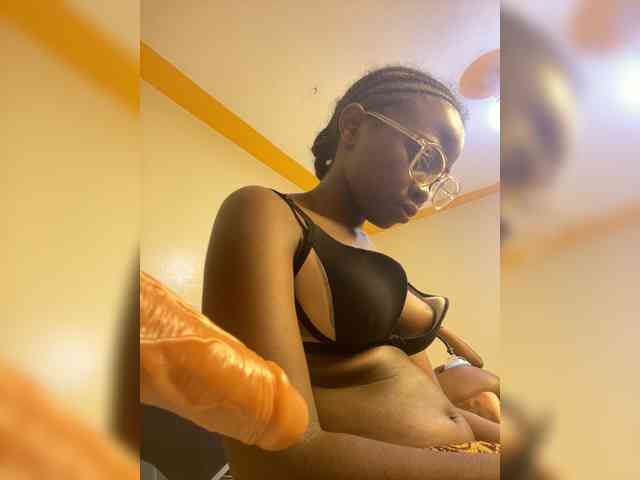 Hotpetite555 webcam