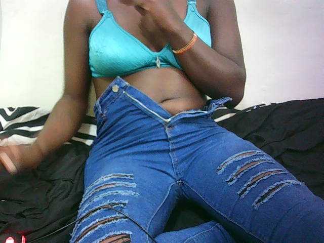 Petitelove live cam on BongaCams
