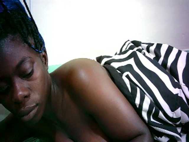 Petitelove live cam on BongaCams
