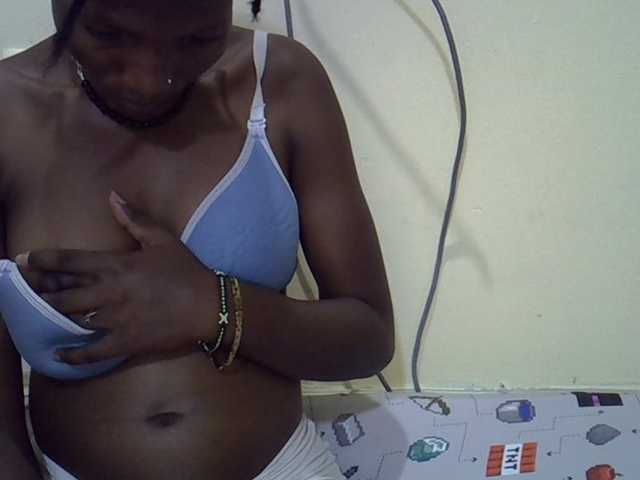 Slimpetite live cam on BongaCams