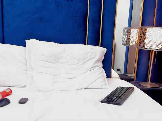 tenny-shy webcam