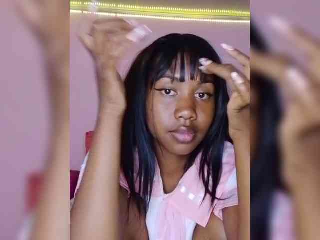 Laurapink Live Webcam on BongaCams