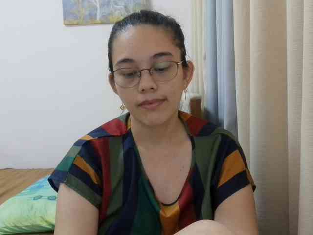 Simplesindyxx's cam show statistics and live stream