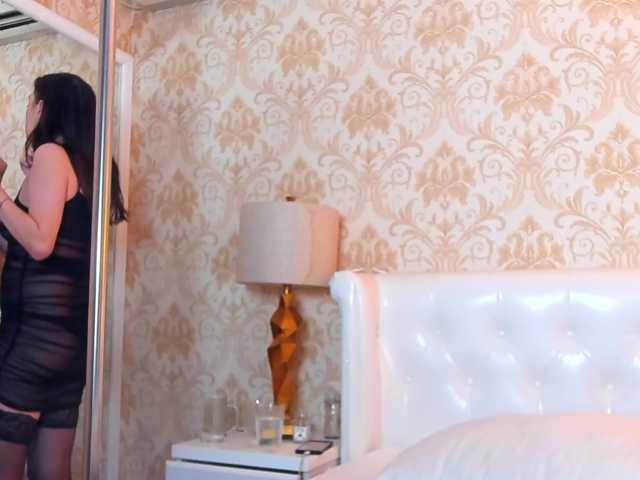 JuliaHuntX live cam preview