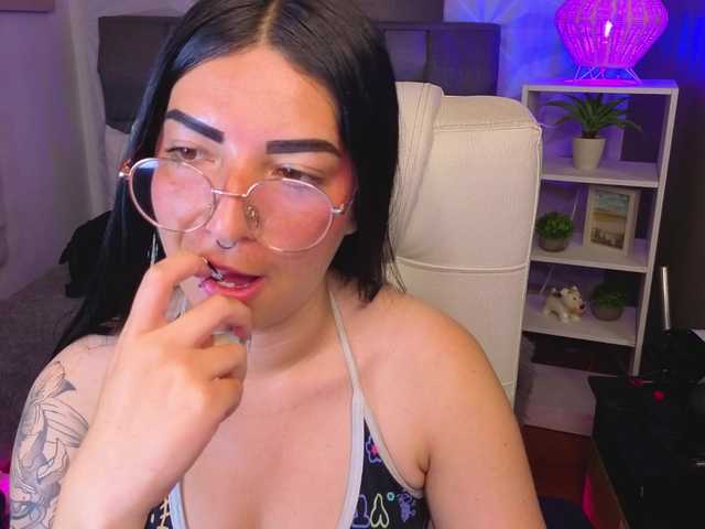 mia-jons2 live cam on BongaCams