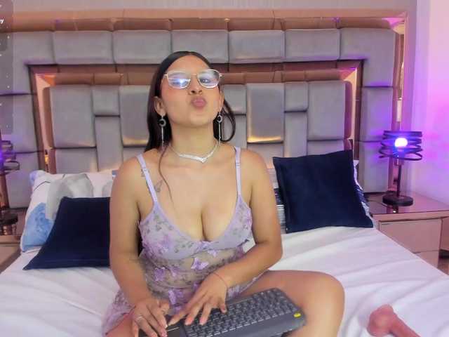 HoneyWoods live cam on BongaCams