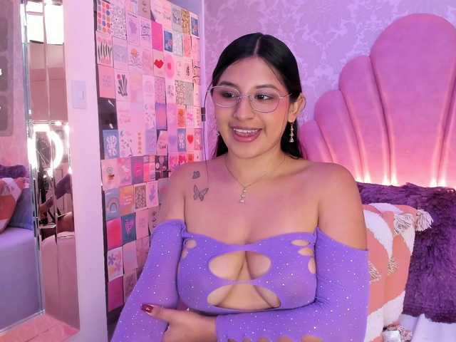 HoneyWoods live cam on BongaCams