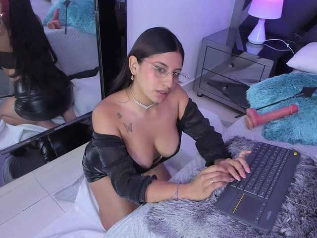 HoneyWoods live webcam show