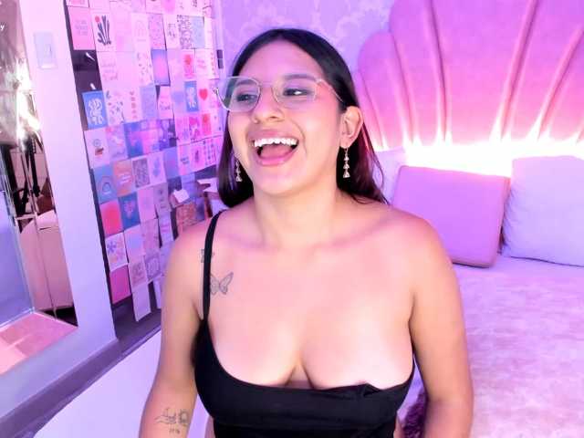 HoneyWoods live cam on BongaCams