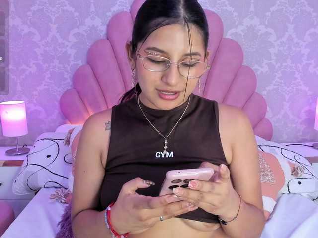 HoneyWoods live cam on BongaCams