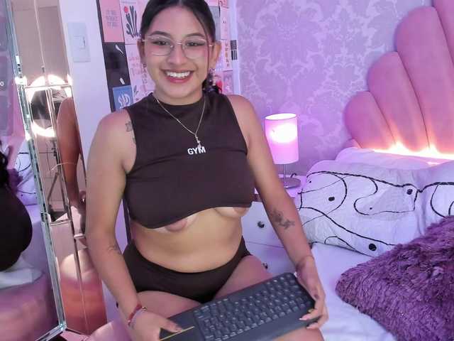 HoneyWoods live cam on BongaCams