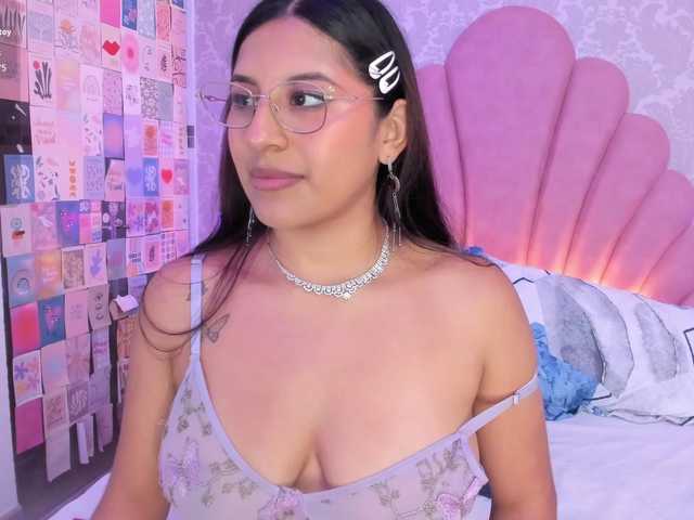 HoneyWoods live cam on BongaCams