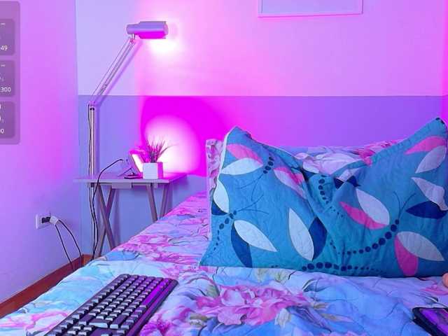 HazelLatina live webcam show