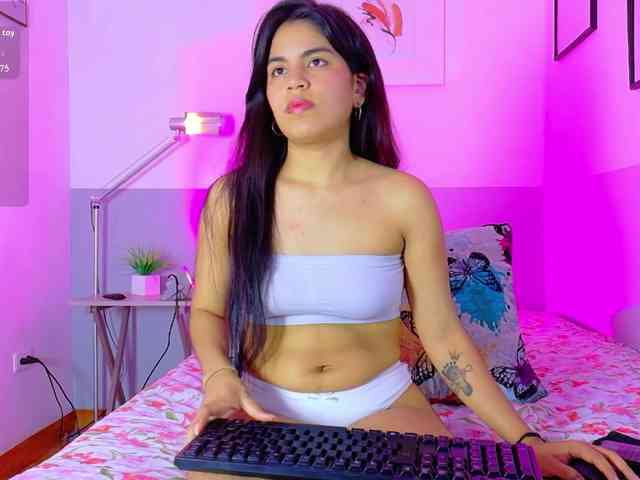 HazelLatina webcam