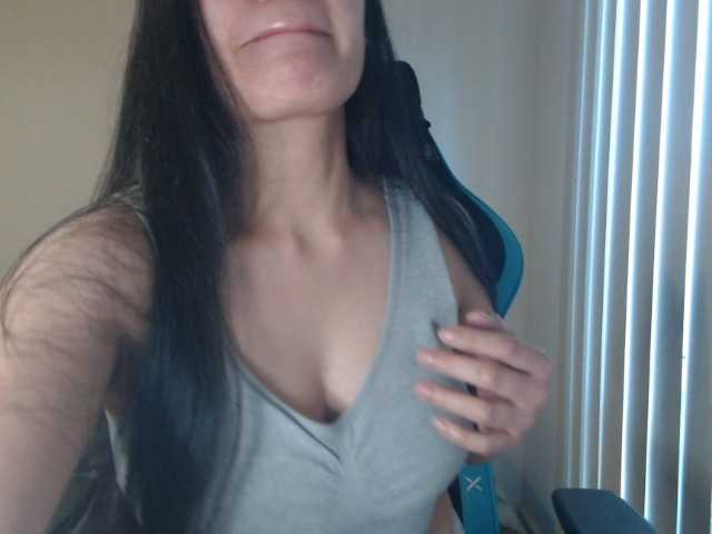 Delicious-bella live cam on BongaCams
