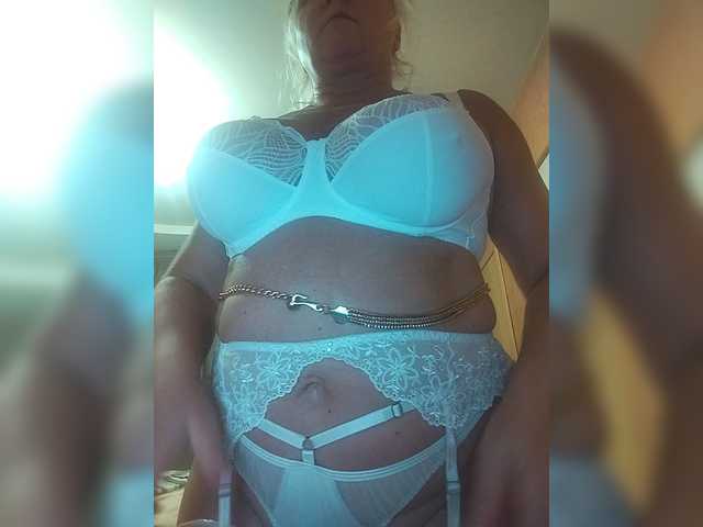 MiraRobens1 live cam on BongaCams