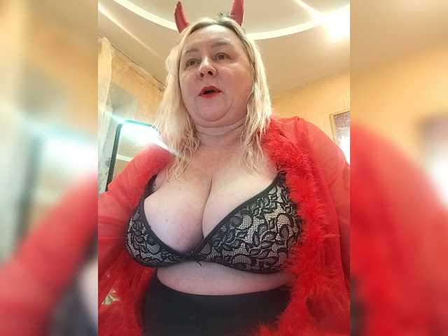 MiraRobens1 live cam on BongaCams