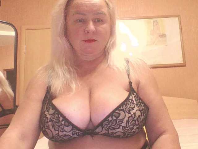MiraRobens1 live cam on BongaCams