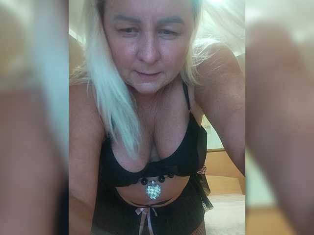 MiraRobens1 live cam on BongaCams