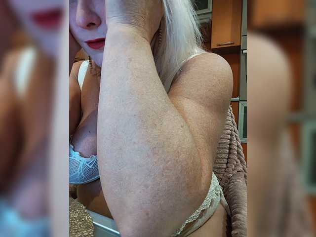 MiraRobens1 live cam on BongaCams