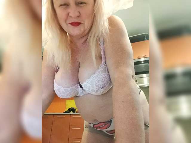 MiraRobens1 live cam on BongaCams