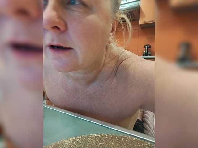 MiraRobens1 live cam on BongaCams