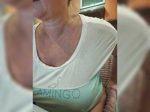 MiraRobens1 live cam on BongaCams