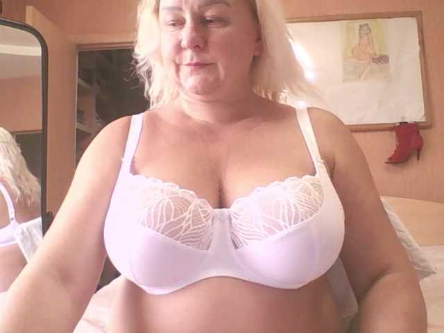 MiraRobens1 live cam on BongaCams