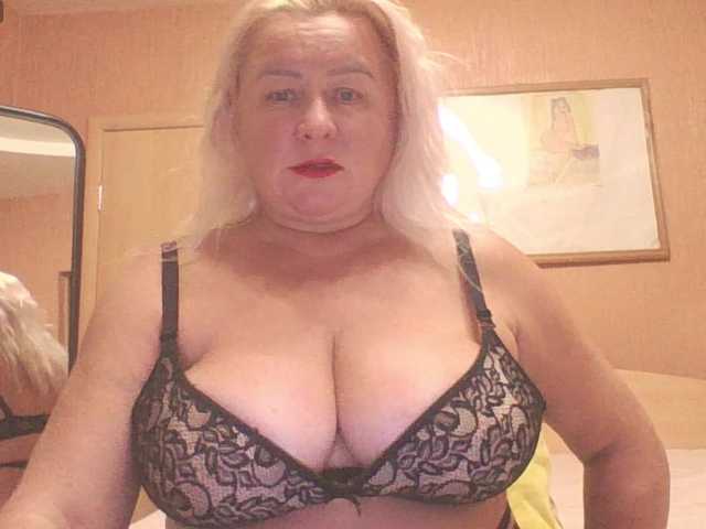 MiraRobens1 live cam on BongaCams
