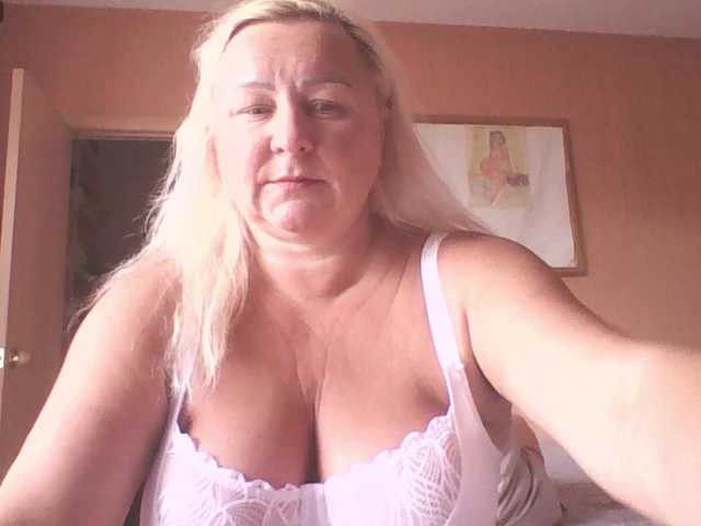 MiraRobens1 live cam on BongaCams