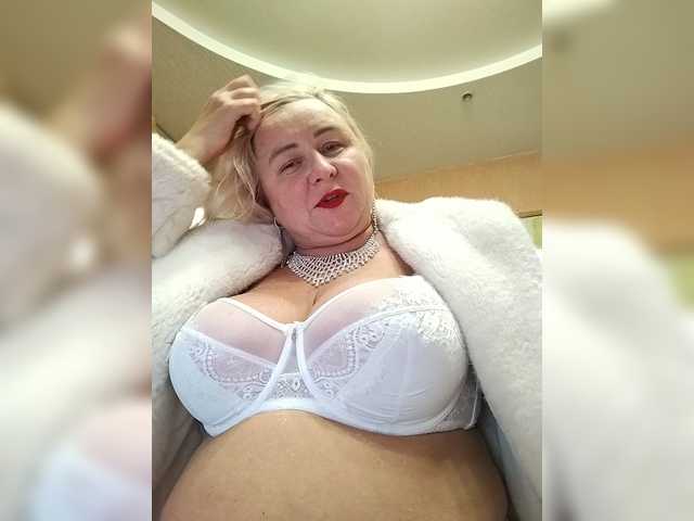 MiraRobens1 live cam on BongaCams