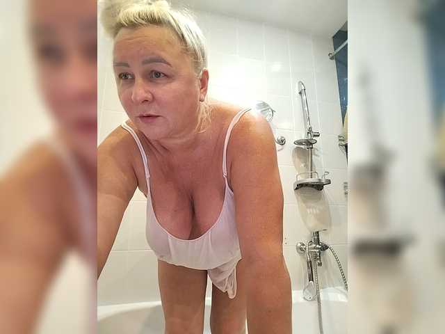 MiraRobens1 live cam on BongaCams