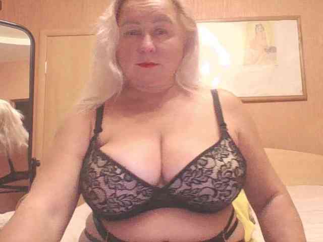 MiraRobens1 Live Webcam on BongaCams