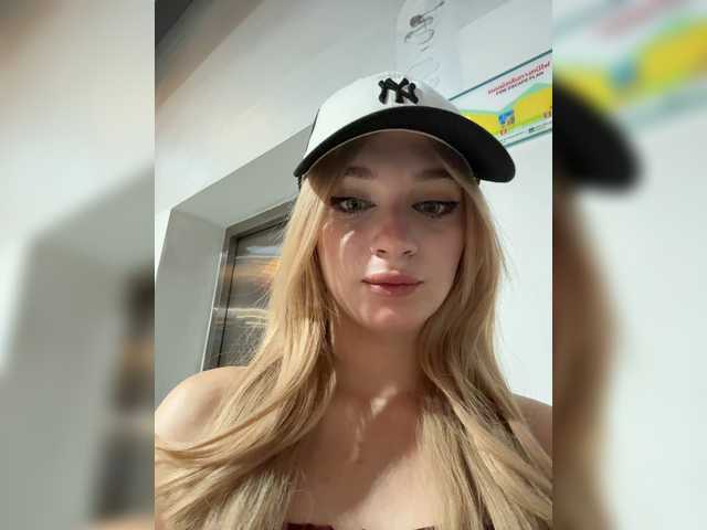 AstridMoss live cam