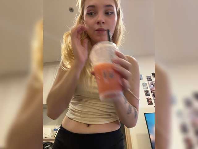 AstridMoss, en directo ahora en BongaCams