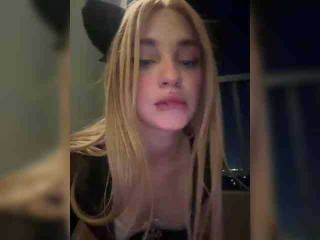 AstridMoss webcam