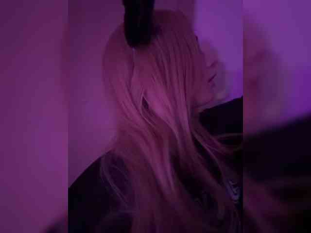 AstridMoss webcam
