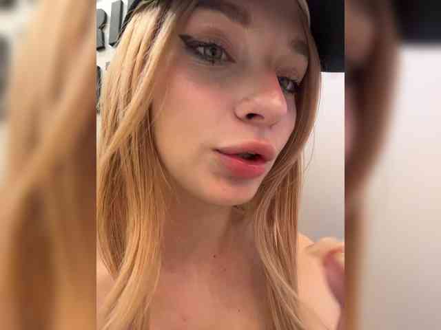 AstridMoss webcam