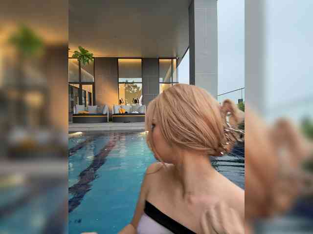 AstridMoss webcam