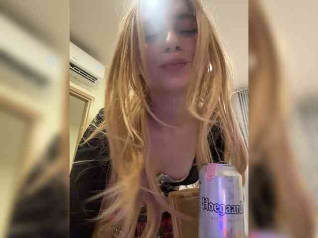 AstridMoss webcam